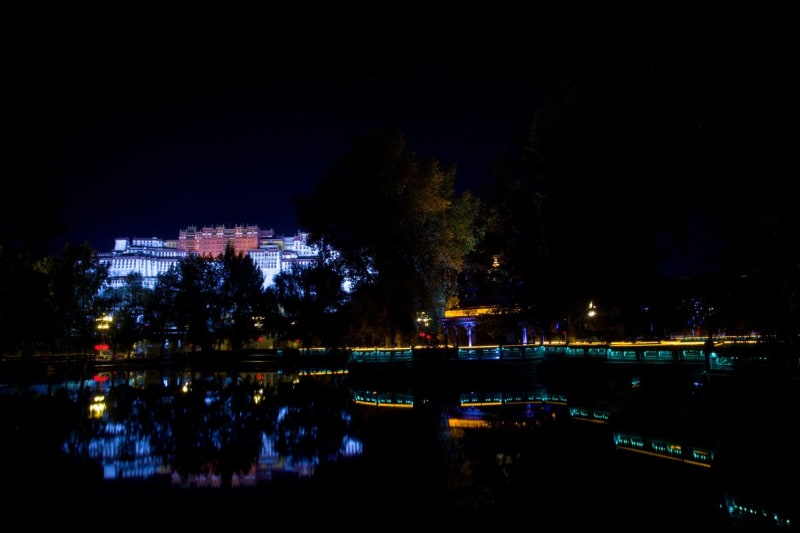Potála - Sídlo tibetských dalajlámů - noční světla záží Lhasou