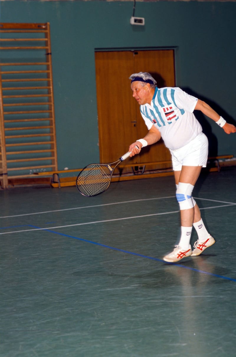 Boris Jelcin v civilním - roku 1990 si takhle v moskevské tělocvičně zahrál tenis.