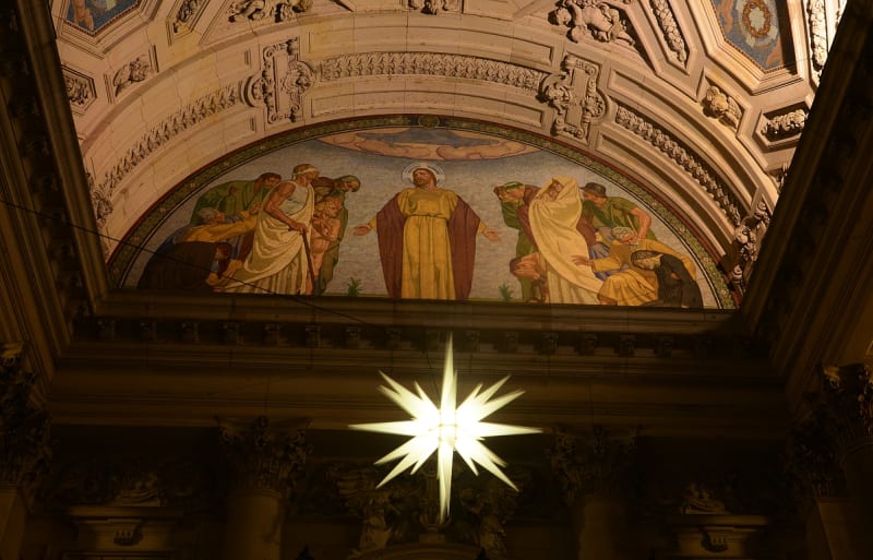 Herrhuntská hvězda v průčelí berlínské katedrály