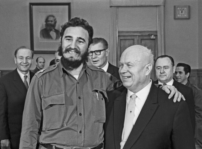 Nikita Chruščov ve vřelém objetí s kubánským vůdcem Fidelem Castrem v roce 1964