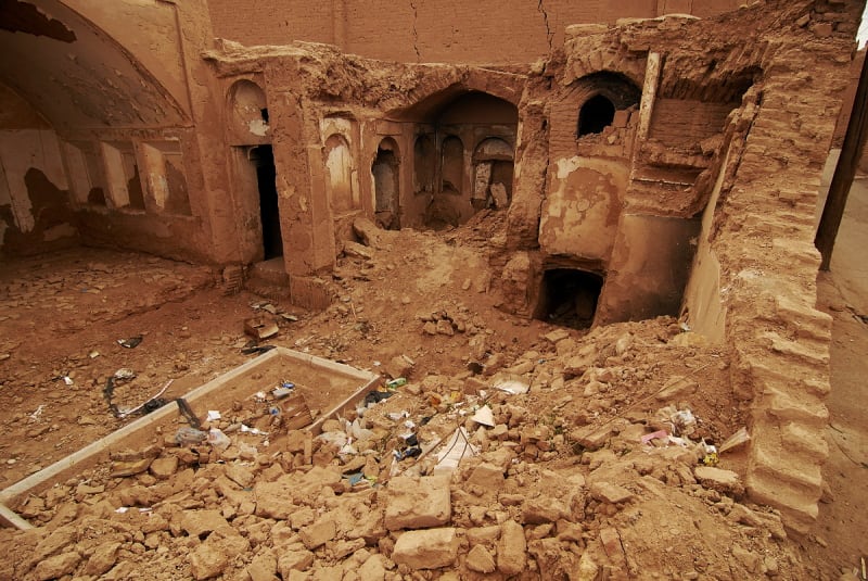 Yazd - íránská městská památka, která díky častým zemětřesením mizí - pozůstatky zemětřesení