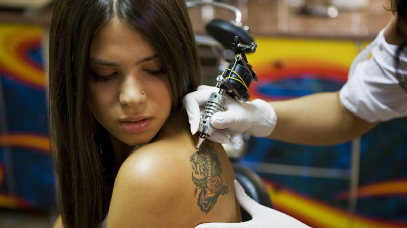 Jaká jsou nebezpečí spojená s tetováním?