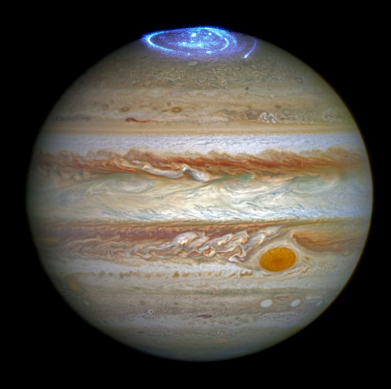 Díky Hubbleovu teleskopu lze pozorovat i polární záře na Jupiteru.