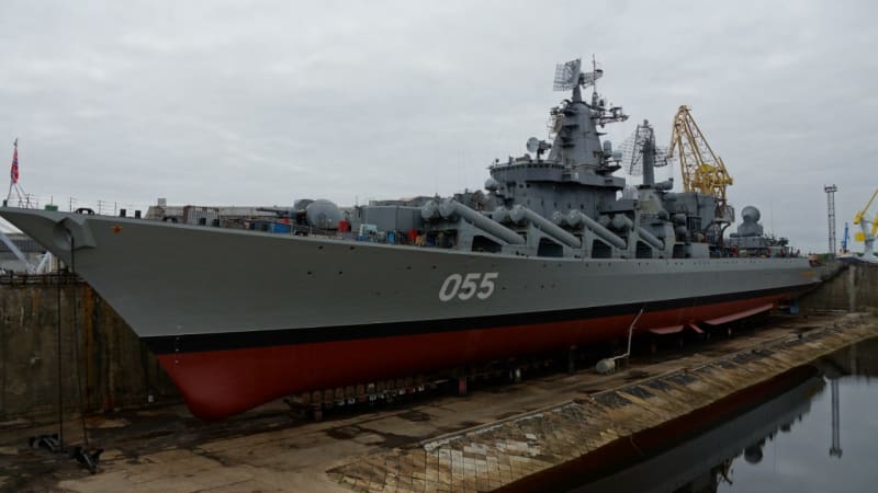 Maršál Ustinov - staronový raketový křižník Ruska - v suchém doku