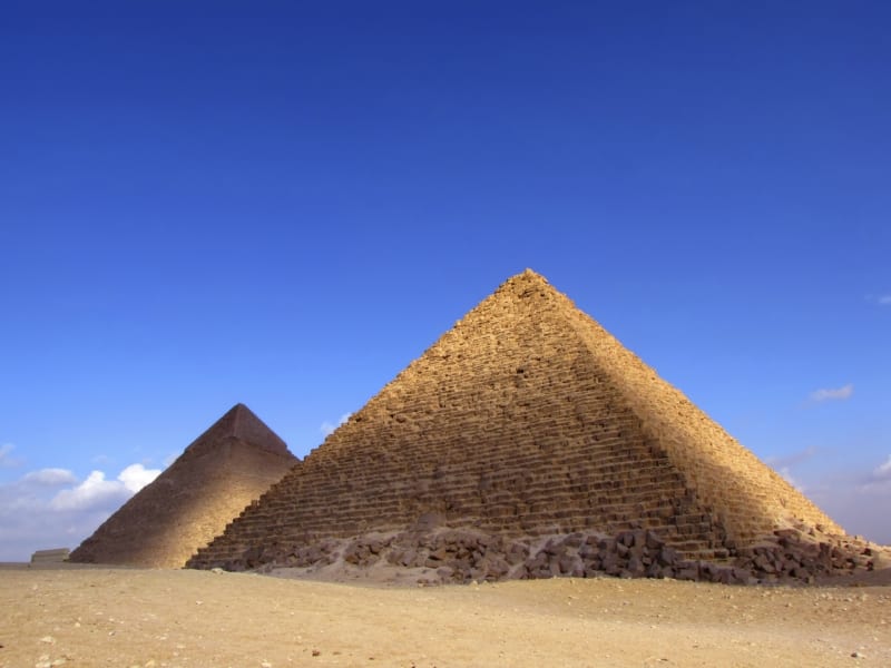 Egyptské pyramidy jsou postaveny z velkých kamenných bloků, nebo z cihel