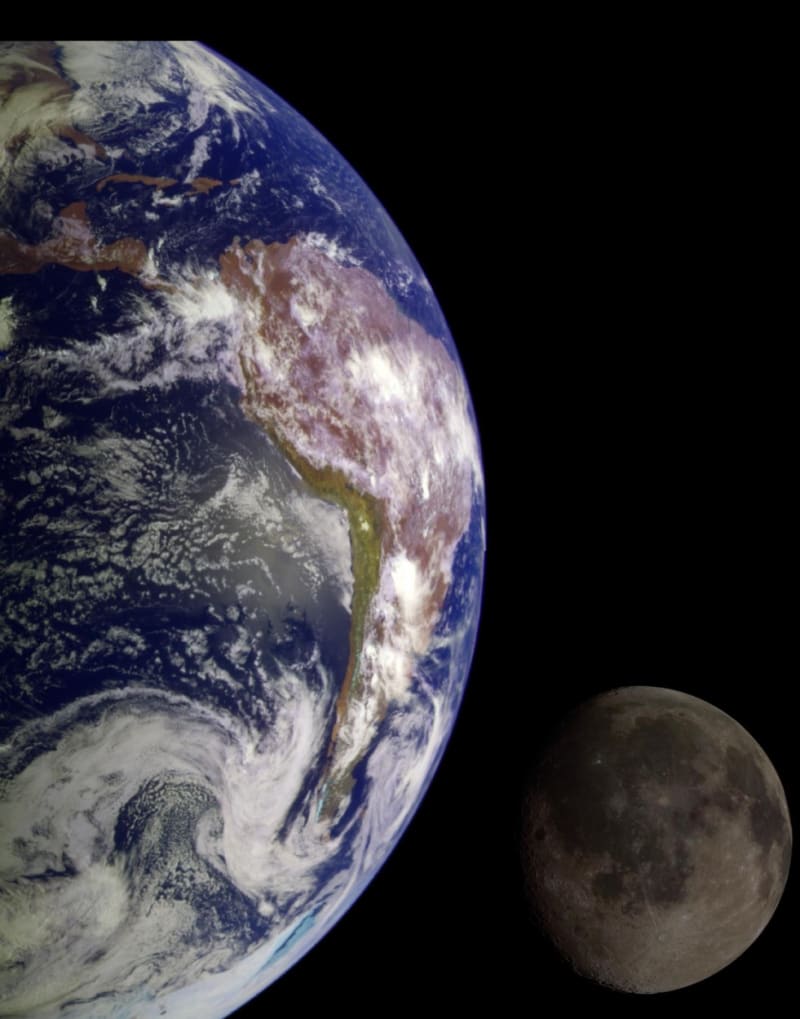 Země a Měsíc zachycené lodí Galileo v roce 1998.