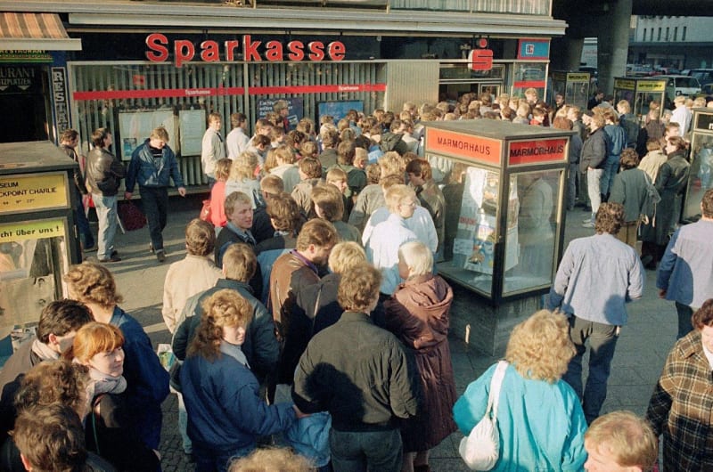 Východoberlíňané tvoří dlouhou frontu před bankou v Západním Berlíně, aby si vyzvedli „uvítací příspěvek“ ve výši 100 západoněmeckých marek, který vláda v Bonnu nabídla každému obyvateli NDR