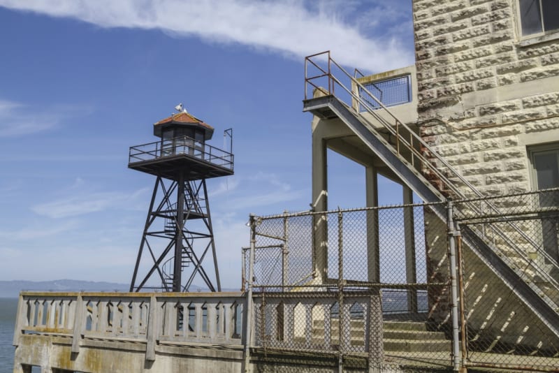 Ostrov je známý především jako sídlo přísně střežené federální věznice, která na Alcatrazu fungovala v letech 1934-1963