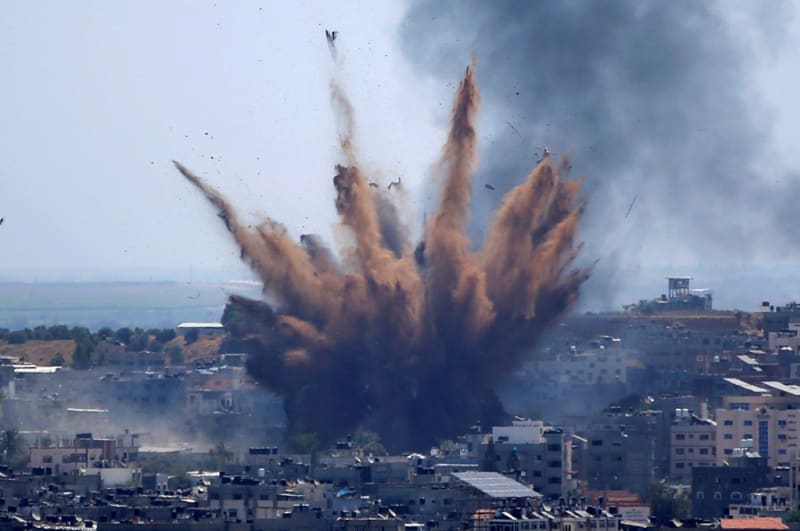 Výbuch způsobený izraelským leteckým úderem na budovu v Gaze vymrštil 13. května 2021 do vzduchu prach a trosky. Arabsko-izraelská konfrontace vyvrcholila na konci postního měsíce Ramadánu