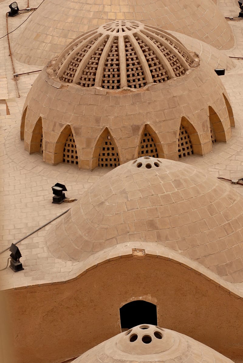 Yazd - íránská městská památka, která díky častým zemětřesením mizí - islámská architektura