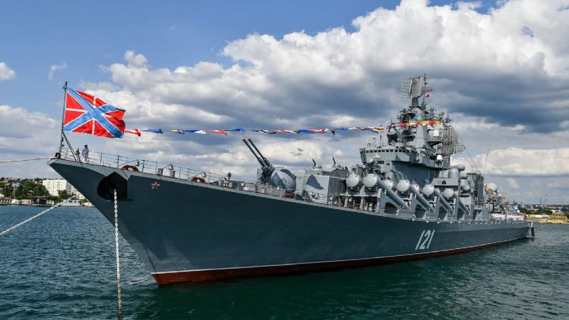Ještě v červenci 2021 se křižník Moskva v Sevastopolu účastnil slavnostní přehlídky.