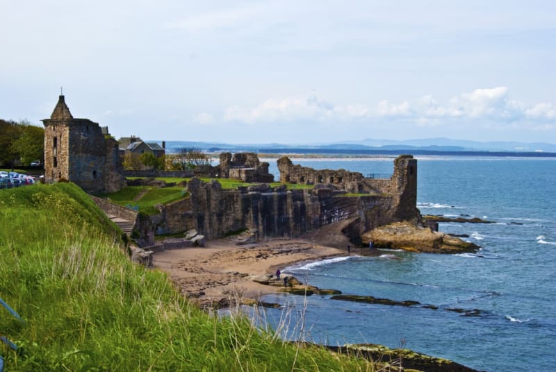 Mimo pevninu se Skotsko rozkládá na více než 790 ostrovech, z nichž největší jsou Orkneje, Shetland
