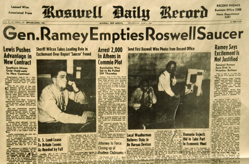 Titulní strana Roswell Daily Record hlásala o havárii létajícího talíře