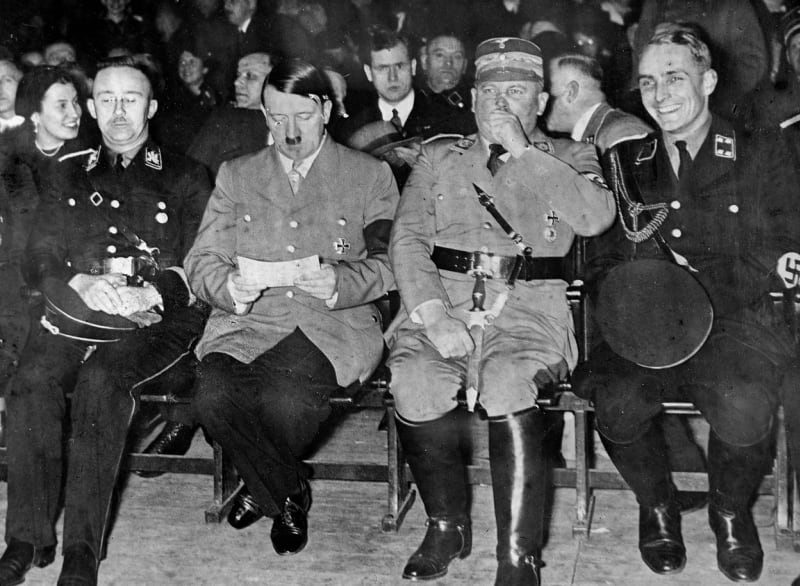 Himmler (vlevo) chtěl splnit Hitlerův plán do puntíku
