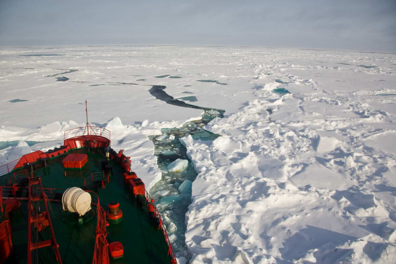Ledoborec snažící se prorazit arktický led