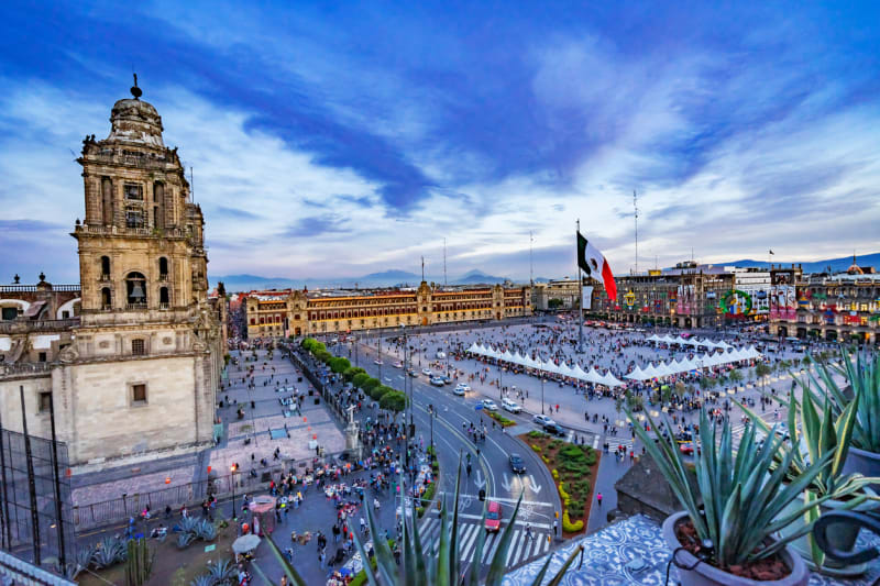 Zócalo, historické náměstí v Mexico City stojí na místě původního Tenochtitlánu