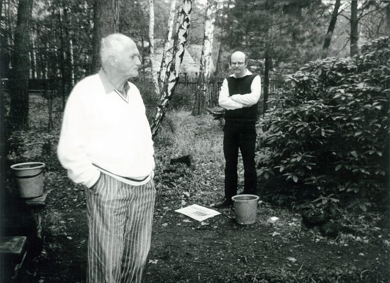 Bohumil Hrabal na zahradě své chaty v Kersku 1989 (vpravo básník Jaromír Pelc)