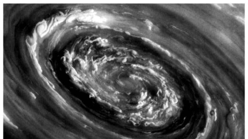 Bouře na Saturnu - oku hurikánu velkého jako Země. FOTO: NASA