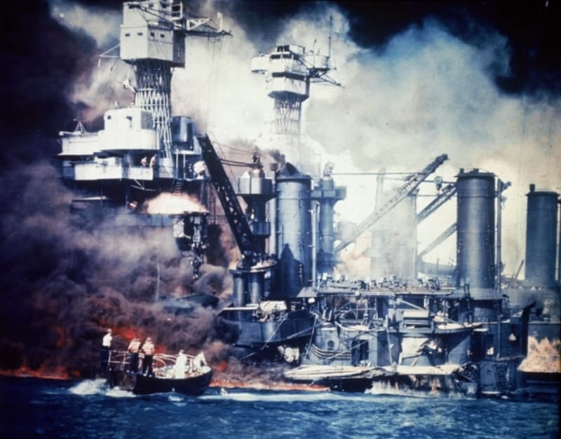 Záchrana přeživších z USS Virginia, zadní věž patří USS Tennesse