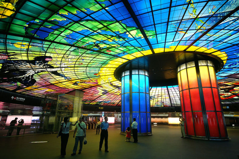 Nádherná stanice z roku 2009 se pyšní stropem a stěnami z tabulí z barveného skla.