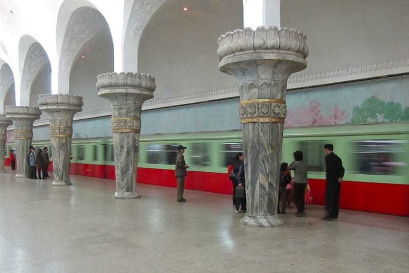 Severní Korea je stále ještě zahalená tajemstvím. Turisté mohou navštívit jen několik stanic metra.