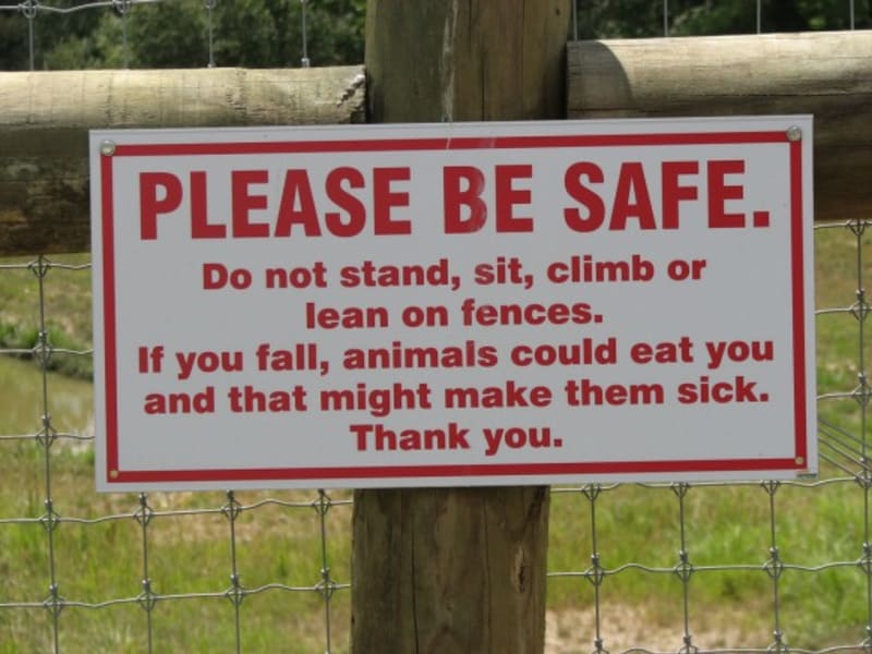 "Prosíme, nešplhejte na plot. Když spadnete, zvířata vás sežerou - a mohlo by jim být špatně," The Wilds Ohio