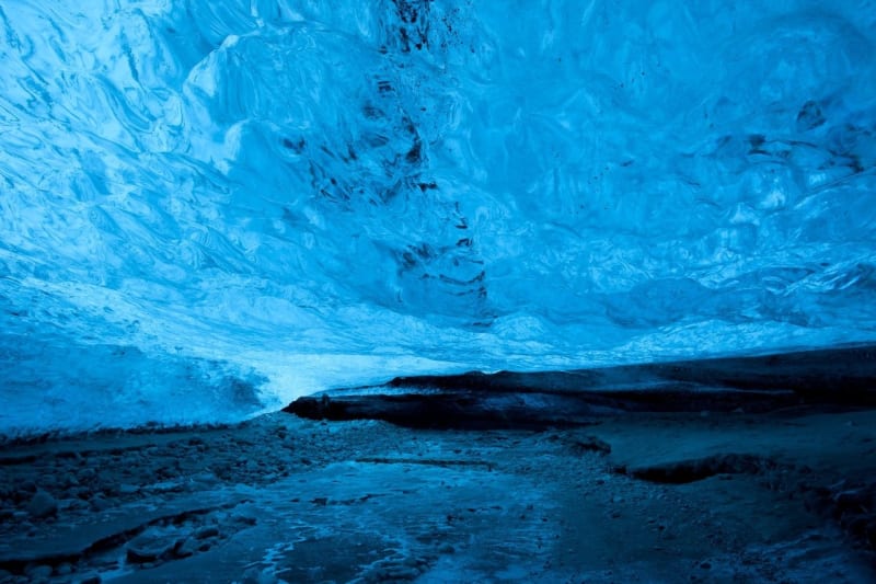 Ledová jeskyně v hlubinách Islandu