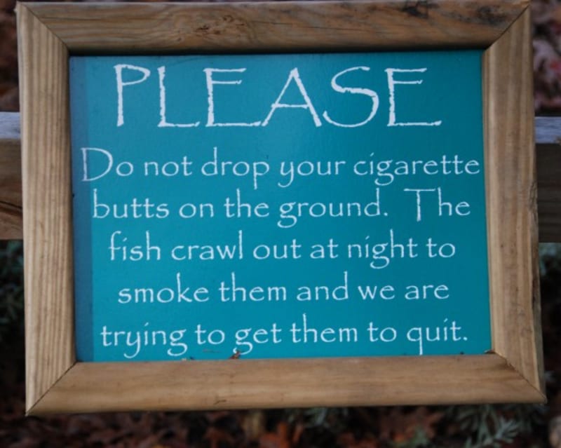 "Prosíme, neházejte cigarety na zem. Ryby pak vylézají z vody a kouří je." S humorem v Capron Park Zoo, Massachusetts