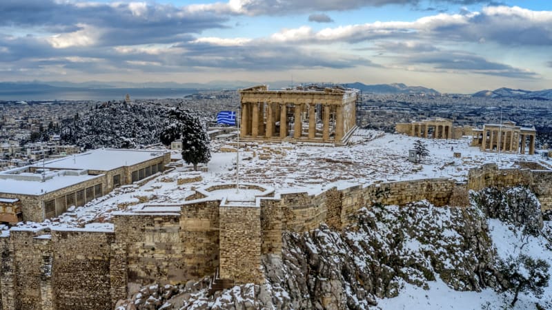 Neobvyklý pohled na Parthenón pod sněhem