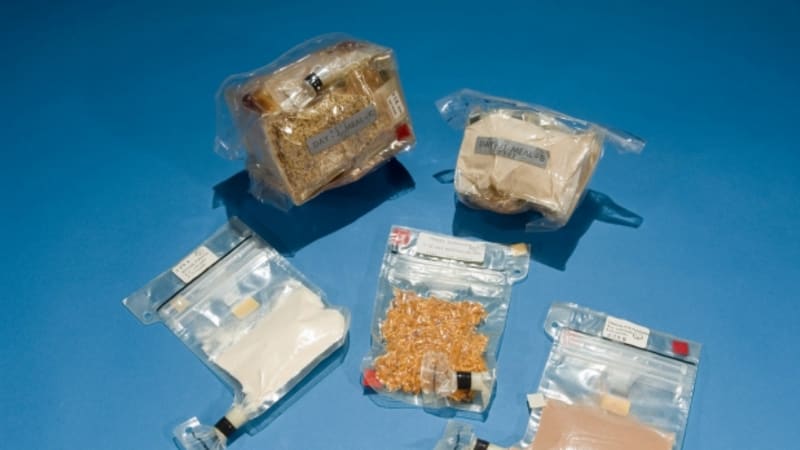 Astronauti, kteří letěli na Měsíc, měli potraviny uložené ve vzduchotěsných sáčích.