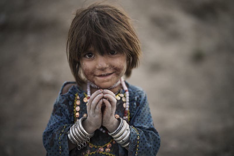 Dívka jménem Laila, která patří k uprchlíkům z východní části Afghánistánu, pózuje fotografovi AP 27. září 2021 na předměstí Kábulu. O čtyři dny později odsud odešly poslední americké jednotky