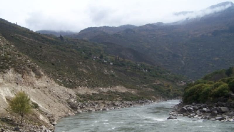 Řeka Dadu a vesnice Suopo