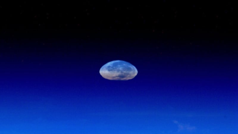Takhle vypadá Měsíc z ISS. Za zkreslení tvaru může to, že jen část je viděná skrze artmosféru.