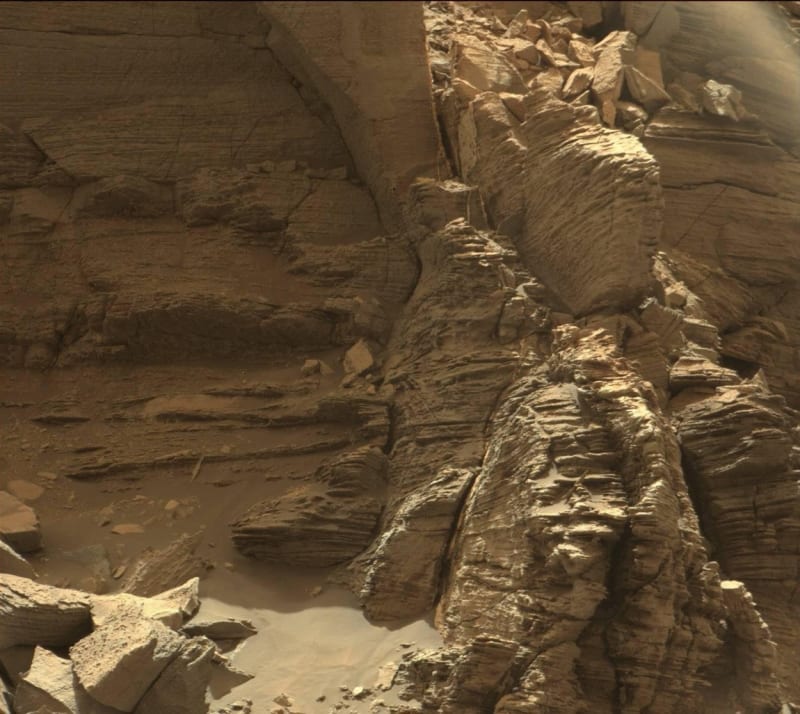 Skála na Marsu pořízená sondou Curiosity.