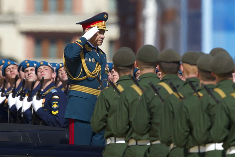 Sergej Šojgu zdraví své vojáky na přehlídce ke Dni vítězství