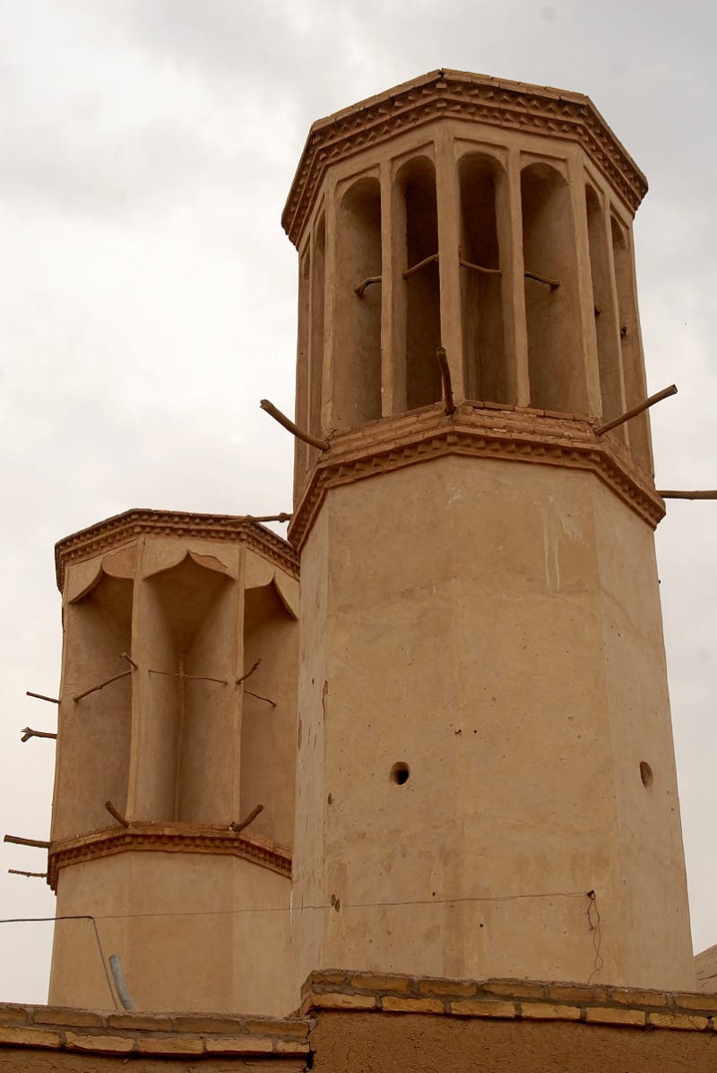 Yazd - íránská městská památka, která díky častým zemětřesením mizí - větrací komín