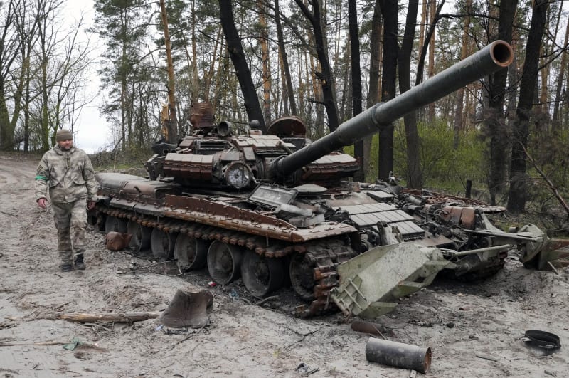 Ruský tank u Kyjeva v moci ukrajinských vojáků (19. 4. 2022).