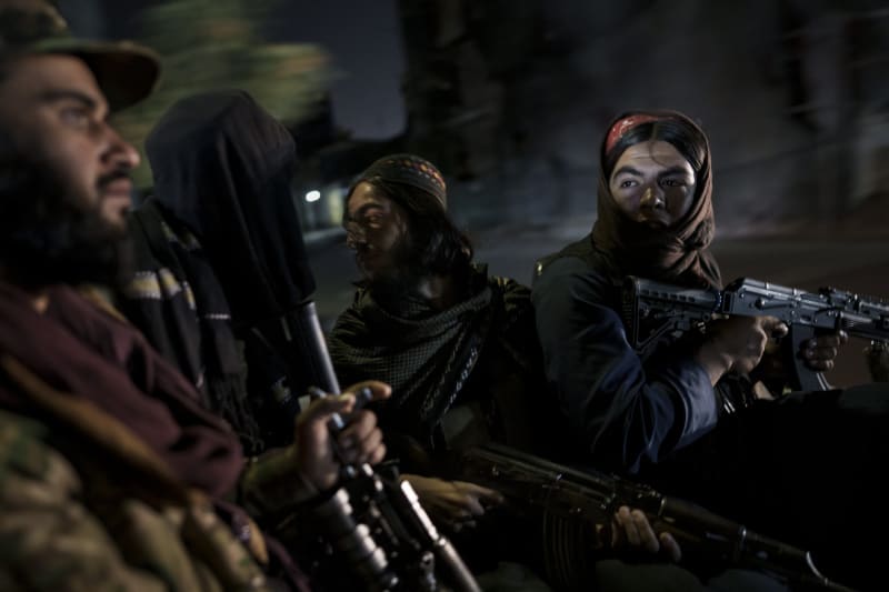 Tálibánští bojovníci na hlídce projíždějí 12. září 2021 nočním Kábulem. Oddíly hnutí Tálibán vstoupily do afghánské metropole 15. srpna 2021