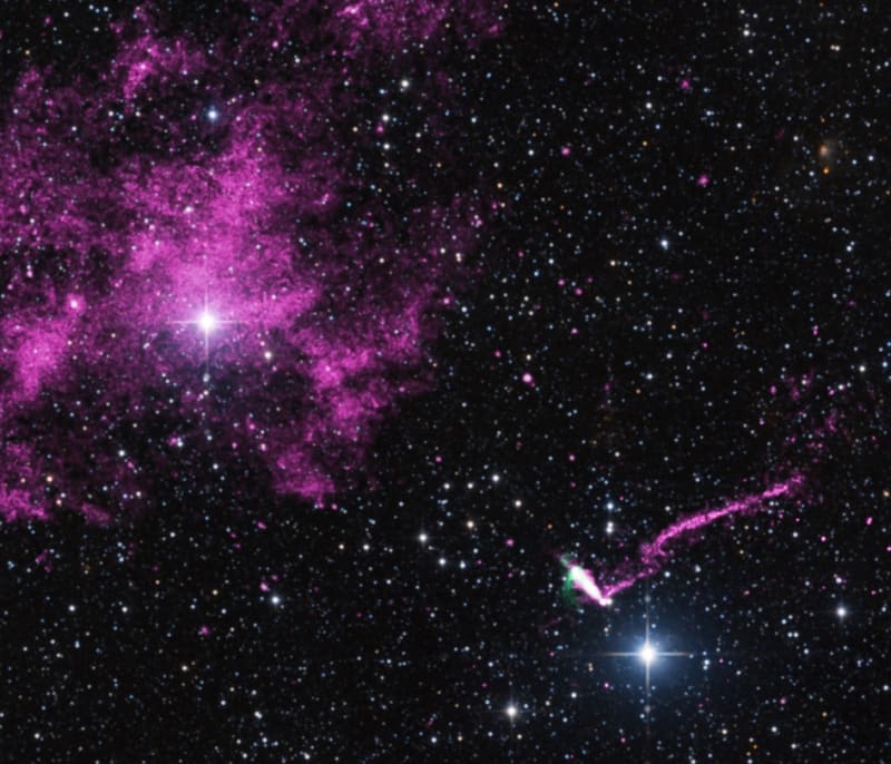 Pulsar s výbojem energie 37 světelných let od centra
