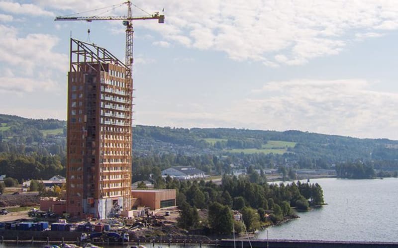 Věž Mjösa symbolizuje ekologické myšlení ve stavebnictví a je důkazem toho, že vysoké budovy lze postavit i ze dřeva - uvnitř jsou byty, hotel a kanceláře. 