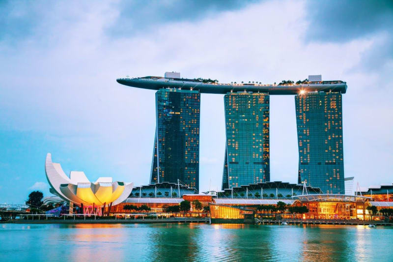 2. místo: Hotel Marina Bay Sands, Singapur (70,88 %). Jeden z největších hotelových resortů s více něž 2500 pokoji kombinuje obří kasino s restauracemi a vyhlídkovou plošinou ve výšce 207 metrů