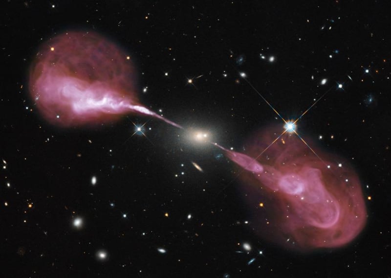 Mezi těmito dvěma hvězdami v galaxii Hercules je zřejmě černá díra. FOTO: NASA