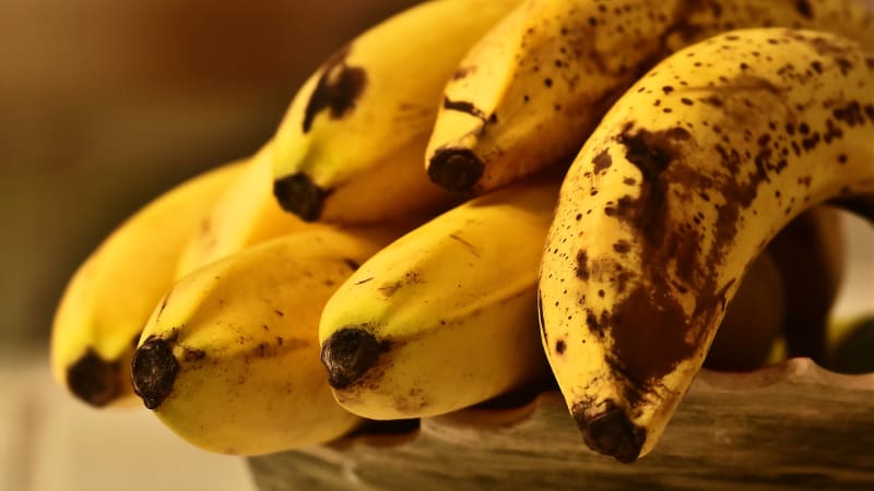 Banány z tropů na chlad nejsou zvyklé a v lednici černají.