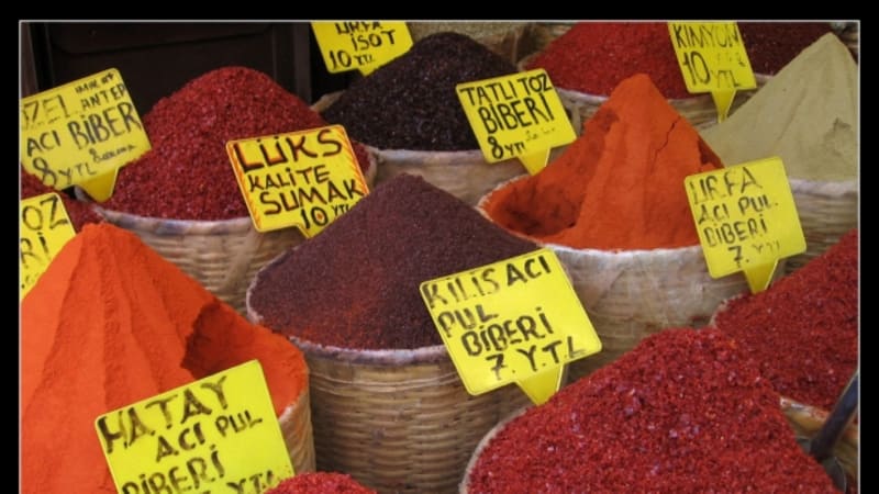 Koření na Egyptském bazaru - různé druhy papriky