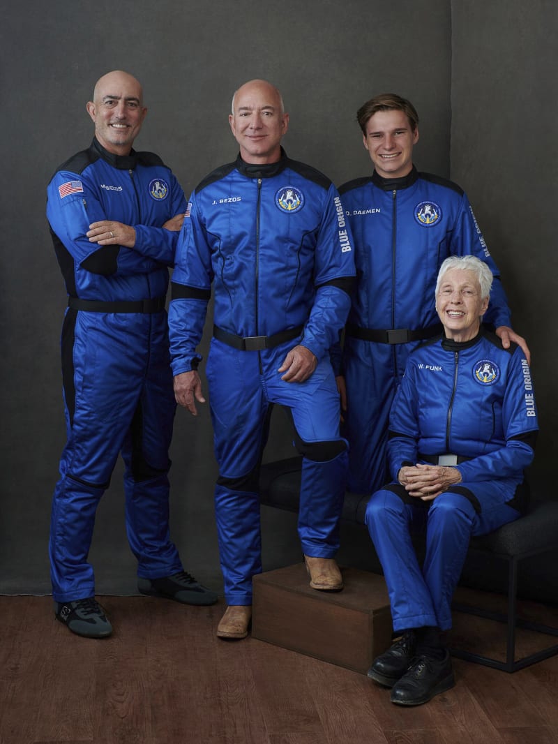 Kompletní první posádka turistického letu společnosti Blue Origin