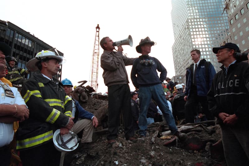 Prezident Bush na "ground Zero" – místě, kde stály věže WTC