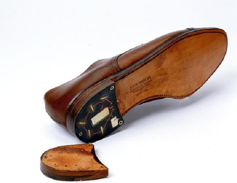 Kompletní odposlouchávací zařízení ukryté v botě