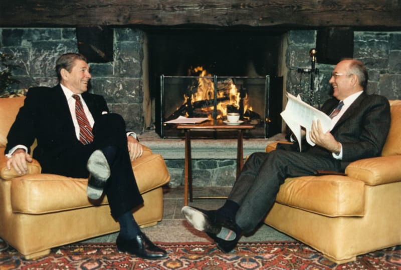 Reagan a Gorbačec při "rozhovoru" pro novináře