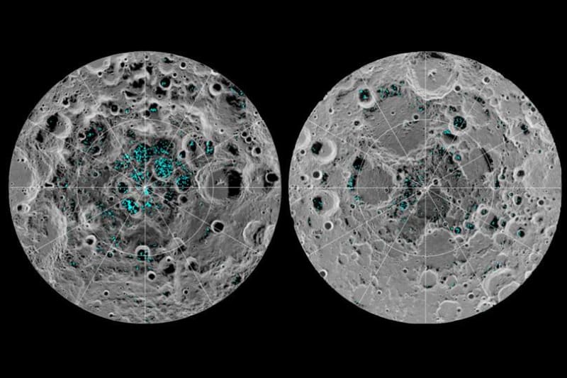 Vlevo jižní pól Měsíce, vpravo severní. Modrá barva ukazuje, kde se nachází led
