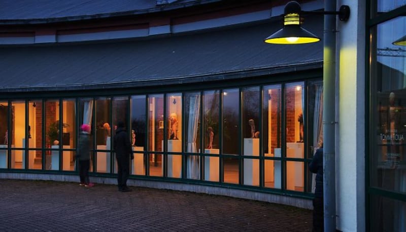 Exponáty v muzeu umění ve finském Salu byly přemístěny k oknům, aby je bylo možné prohlížet, i když je muzeum kvůli pandemii uzavřeno